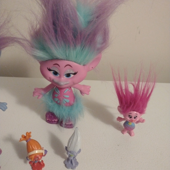 Lot of 7 DWA troll dolls with a couple of accessories EUC - Picture 4 of 7